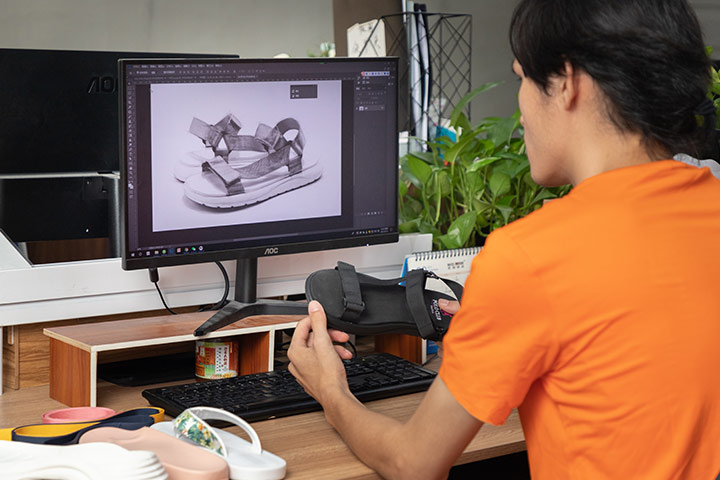 A designer is designing women's sports sandals on the computer.
