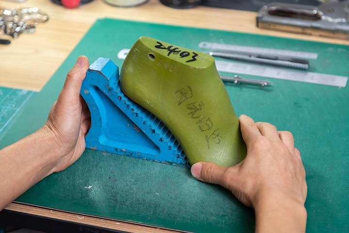 A designer is designing ergonomic lasts for high heels.